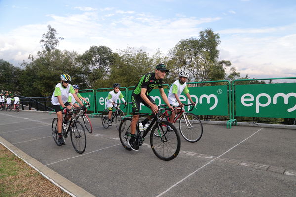 Equipo de Ciclismo EPM 2017
Equipo de Ciclismo EPM 2017
Fecha: Marzo 15 de 2017
Lugar: UVA Ilusión Verde- El Tesoro/ Poblado
Para descargar esta fotografía en alta resolución, haga clic sobre la imagen hasta que la misma se despliegue en la pantalla completa; luego dé clic derecho y elija la opción "guardar imagen como". 
En caso de publicación por cualquier medio, solicitamos acompañarla del crédito: "Foto EPM"
Palabras clave: Equipo Ciclismo EPM 2017
