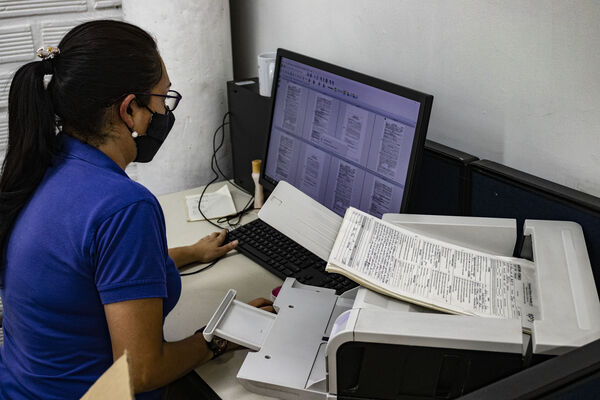 Digitalización archivo físico General  EPM
Digitalización del archivo físico general de EPM
Fecha: Marzo 2 2021.
Para descargar esta fotografía en alta resolución, haga clic sobre la imagen hasta que la misma se despliegue en la pantalla completa; luego dé clic derecho y elija la opción "guardar imagen como". 
En caso de publicación por cualquier medio, solicitamos acompañarla del crédito: "Foto EPM"
Palabras clave: Digitalización archivo físico General  EPM