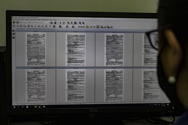 Digitalización archivo físico General  EPM
Digitalización del archivo físico general de EPM
Fecha: Marzo 2 2021.
Para descargar esta fotografía en alta resolución, haga clic sobre la imagen hasta que la misma se despliegue en la pantalla completa; luego dé clic derecho y elija la opción "guardar imagen como". 
En caso de publicación por cualquier medio, solicitamos acompañarla del crédito: "Foto EPM"
Palabras clave: Digitalización archivo físico General  EPM