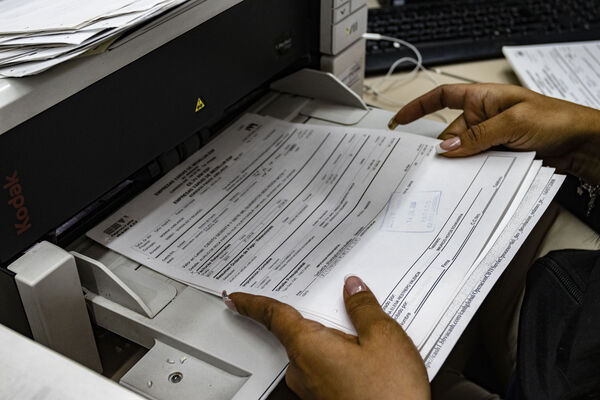 Digitalización archivo físico General  EPM
Digitalización del archivo físico general de EPM
Fecha: Marzo 2 2021.
Para descargar esta fotografía en alta resolución, haga clic sobre la imagen hasta que la misma se despliegue en la pantalla completa; luego dé clic derecho y elija la opción "guardar imagen como". 
En caso de publicación por cualquier medio, solicitamos acompañarla del crédito: "Foto EPM"
Palabras clave: Digitalización archivo físico General  EPM
