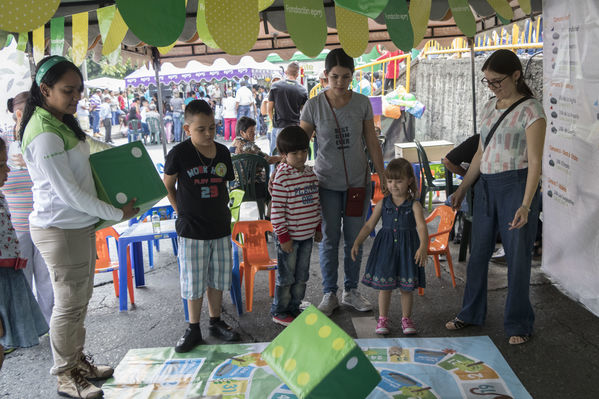 Día del Cliente en San Cristobal
Día del Cliente en San Cristobal
Fecha: Marzo 24 de 2018
Para descargar esta fotografía en alta resolución, haga clic sobre la imagen hasta que la misma se despliegue en la pantalla completa; luego dé clic derecho y elija la opción "guardar imagen como". 
En caso de publicación por cualquier medio, solicitamos acompañarla del crédito: "Foto EPM"
Palabras clave: Día Cliente San Cristobal