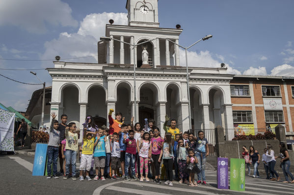 Día del Cliente en San Cristobal
Día del Cliente en San Cristobal
Fecha: Marzo 24 de 2018
Para descargar esta fotografía en alta resolución, haga clic sobre la imagen hasta que la misma se despliegue en la pantalla completa; luego dé clic derecho y elija la opción "guardar imagen como". 
En caso de publicación por cualquier medio, solicitamos acompañarla del crédito: "Foto EPM"
Palabras clave: Día Cliente San Cristobal