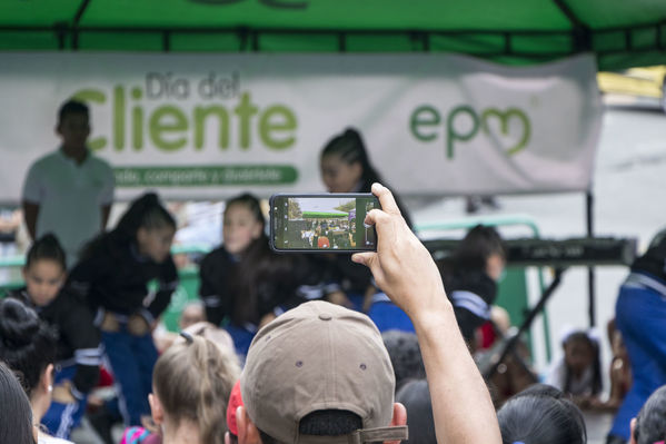 Día del Cliente en San Cristobal
Día del Cliente en San Cristobal
Fecha: Marzo 24 de 2018
Para descargar esta fotografía en alta resolución, haga clic sobre la imagen hasta que la misma se despliegue en la pantalla completa; luego dé clic derecho y elija la opción "guardar imagen como". 
En caso de publicación por cualquier medio, solicitamos acompañarla del crédito: "Foto EPM"
Palabras clave: Día Cliente San Cristobal