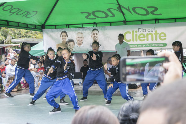 Día del Cliente en San Cristobal
Día del Cliente en San Cristobal
Fecha: Marzo 24 de 2018
Para descargar esta fotografía en alta resolución, haga clic sobre la imagen hasta que la misma se despliegue en la pantalla completa; luego dé clic derecho y elija la opción "guardar imagen como". 
En caso de publicación por cualquier medio, solicitamos acompañarla del crédito: "Foto EPM"
Palabras clave: Día Cliente San Cristobal