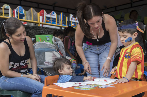 Día del Cliente en San Cristobal
Día del Cliente en San Cristobal
Fecha: Marzo 24 de 2018
Para descargar esta fotografía en alta resolución, haga clic sobre la imagen hasta que la misma se despliegue en la pantalla completa; luego dé clic derecho y elija la opción "guardar imagen como". 
En caso de publicación por cualquier medio, solicitamos acompañarla del crédito: "Foto EPM"
Palabras clave: Día Cliente San Cristobal