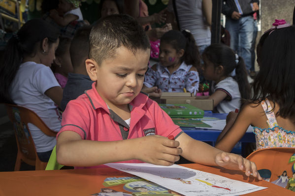 Día del Cliente en San Cristobal
Día del Cliente en San Cristobal
Fecha: Marzo 24 de 2018
Para descargar esta fotografía en alta resolución, haga clic sobre la imagen hasta que la misma se despliegue en la pantalla completa; luego dé clic derecho y elija la opción "guardar imagen como". 
En caso de publicación por cualquier medio, solicitamos acompañarla del crédito: "Foto EPM"
Palabras clave: Día Cliente San Cristobal