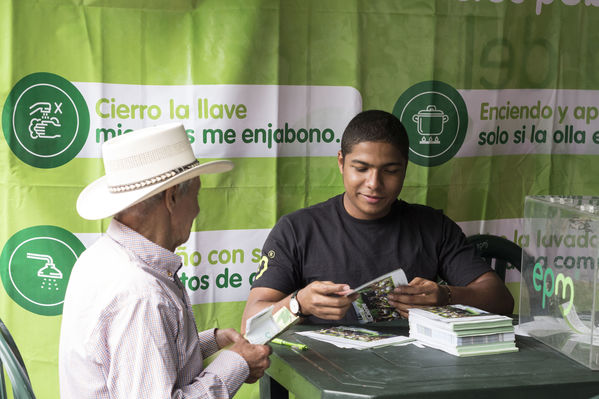 Día del Cliente en San Cristobal
Día del Cliente en San Cristobal
Fecha: Marzo 24 de 2018
Para descargar esta fotografía en alta resolución, haga clic sobre la imagen hasta que la misma se despliegue en la pantalla completa; luego dé clic derecho y elija la opción "guardar imagen como". 
En caso de publicación por cualquier medio, solicitamos acompañarla del crédito: "Foto EPM"
Palabras clave: Día Cliente San Cristobal