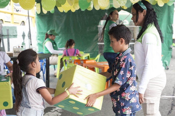 Día del Cliente en San Cristobal
Día del Cliente en San Cristobal
Fecha: Marzo 24 de 2018
Para descargar esta fotografía en alta resolución, haga clic sobre la imagen hasta que la misma se despliegue en la pantalla completa; luego dé clic derecho y elija la opción "guardar imagen como". 
En caso de publicación por cualquier medio, solicitamos acompañarla del crédito: "Foto EPM"
Palabras clave: Día Cliente San Cristobal