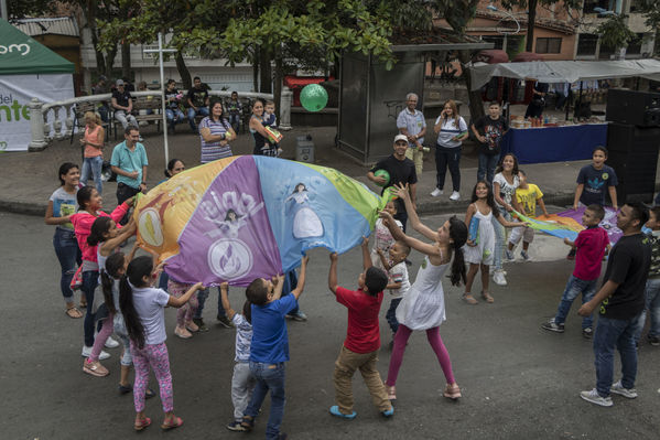 Día del Cliente en San Cristobal
Día del Cliente en San Cristobal
Fecha: Marzo 24 de 2018
Para descargar esta fotografía en alta resolución, haga clic sobre la imagen hasta que la misma se despliegue en la pantalla completa; luego dé clic derecho y elija la opción "guardar imagen como". 
En caso de publicación por cualquier medio, solicitamos acompañarla del crédito: "Foto EPM"
Palabras clave: Día Cliente San Cristobal