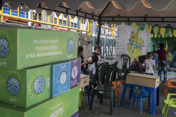 Día del Cliente en San Cristobal
Día del Cliente en San Cristobal
Fecha: Marzo 24 de 2018
Para descargar esta fotografía en alta resolución, haga clic sobre la imagen hasta que la misma se despliegue en la pantalla completa; luego dé clic derecho y elija la opción "guardar imagen como". 
En caso de publicación por cualquier medio, solicitamos acompañarla del crédito: "Foto EPM"
Palabras clave: Día Cliente San Cristobal