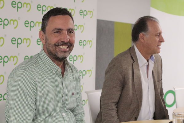 Rueda de Prensa firma de convenio para recuperación de cuenca media y baja rio Cauca 
Rueda de Prensa firma de convenio para recuperación de cuenca media y baja rio Cauca 
marzo 28 2019 Firma de convenio para recuperación de cuenca media y baja rio Cauca 
Para descargar esta fotografía en alta resolución, haga clic sobre la imagen hasta que la misma se despliegue en la pantalla completa; luego dé clic derecho y elija la opción "guardar imagen como". 
En caso de publicación por cualquier medio, solicitamos acompañarla del crédito: "Foto EPM
Palabras clave: Rueda de Prensa firma de convenio para recuperación de cuenca media y baja rio Cauca