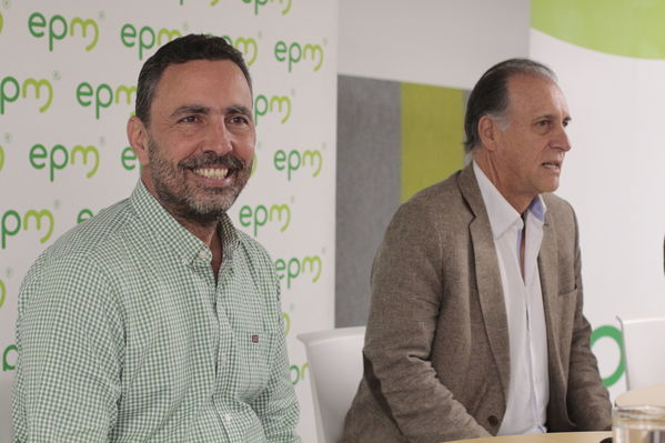 Rueda de Prensa firma de convenio para recuperación de cuenca media y baja rio Cauca 
Rueda de Prensa firma de convenio para recuperación de cuenca media y baja rio Cauca 
marzo 28 2019 Firma de convenio para recuperación de cuenca media y baja rio Cauca 
Para descargar esta fotografía en alta resolución, haga clic sobre la imagen hasta que la misma se despliegue en la pantalla completa; luego dé clic derecho y elija la opción "guardar imagen como". 
En caso de publicación por cualquier medio, solicitamos acompañarla del crédito: "Foto EPM
Palabras clave: Rueda de Prensa firma de convenio para recuperación de cuenca media y baja rio Cauca