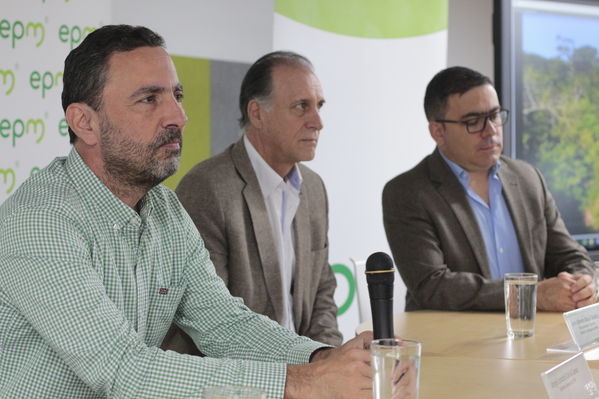 Rueda de Prensa firma de convenio para recuperación de cuenca media y baja rio Cauca 
Rueda de Prensa firma de convenio para recuperación de cuenca media y baja rio Cauca 
marzo 28 2019 Firma de convenio para recuperación de cuenca media y baja rio Cauca 
Para descargar esta fotografía en alta resolución, haga clic sobre la imagen hasta que la misma se despliegue en la pantalla completa; luego dé clic derecho y elija la opción "guardar imagen como". 
En caso de publicación por cualquier medio, solicitamos acompañarla del crédito: "Foto EPM
Palabras clave: Rueda de Prensa firma de convenio para recuperación de cuenca media y baja rio Cauca
