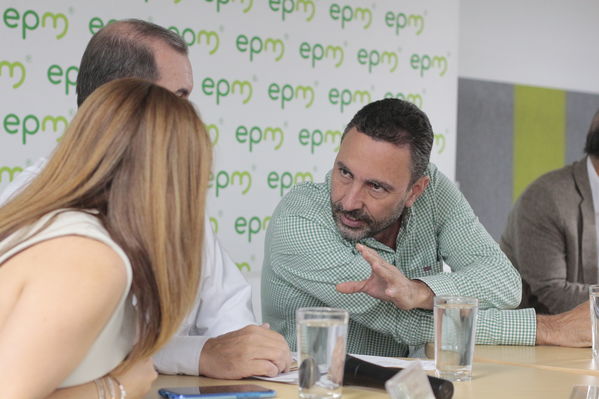 Rueda de Prensa firma de convenio para recuperación de cuenca media y baja rio Cauca 
Rueda de Prensa firma de convenio para recuperación de cuenca media y baja rio Cauca 
marzo 28 2019 Firma de convenio para recuperación de cuenca media y baja rio Cauca 
Para descargar esta fotografía en alta resolución, haga clic sobre la imagen hasta que la misma se despliegue en la pantalla completa; luego dé clic derecho y elija la opción "guardar imagen como". 
En caso de publicación por cualquier medio, solicitamos acompañarla del crédito: "Foto EPM
Palabras clave: Rueda de Prensa firma de convenio para recuperación de cuenca media y baja rio Cauca