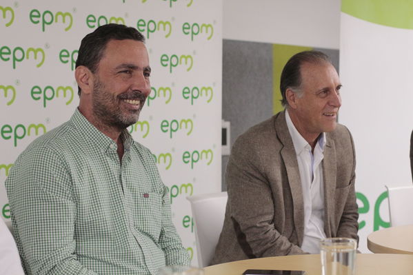 Rueda de Prensa firma de convenio para recuperación de cuenca media y baja rio Cauca 
Rueda de Prensa firma de convenio para recuperación de cuenca media y baja rio Cauca 
marzo 28 2019 Firma de convenio para recuperación de cuenca media y baja rio Cauca 
Para descargar esta fotografía en alta resolución, haga clic sobre la imagen hasta que la misma se despliegue en la pantalla completa; luego dé clic derecho y elija la opción "guardar imagen como". 
En caso de publicación por cualquier medio, solicitamos acompañarla del crédito: "Foto EPM
Palabras clave: Rueda de Prensa firma de convenio para recuperación de cuenca media y baja rio Cauca