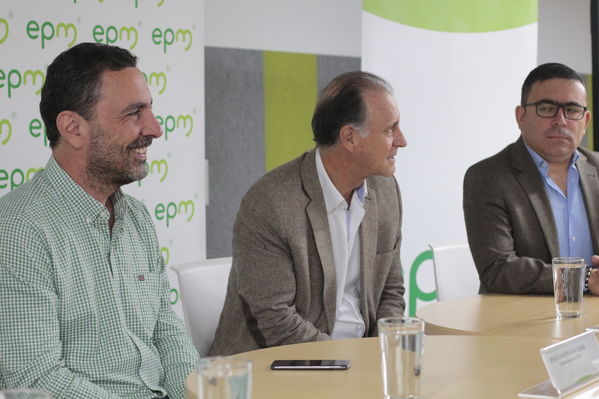 Rueda de Prensa firma de convenio para recuperación de cuenca media y baja rio Cauca 
Rueda de Prensa firma de convenio para recuperación de cuenca media y baja rio Cauca 
marzo 28 2019 Firma de convenio para recuperación de cuenca media y baja rio Cauca 
Para descargar esta fotografía en alta resolución, haga clic sobre la imagen hasta que la misma se despliegue en la pantalla completa; luego dé clic derecho y elija la opción "guardar imagen como". 
En caso de publicación por cualquier medio, solicitamos acompañarla del crédito: "Foto EPM
Palabras clave: Rueda de Prensa firma de convenio para recuperación de cuenca media y baja rio Cauca