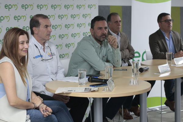 Rueda de Prensa firma de convenio para recuperación de cuenca media y baja rio Cauca 
Rueda de Prensa firma de convenio para recuperación de cuenca media y baja rio Cauca 
marzo 28 2019 Firma de convenio para recuperación de cuenca media y baja rio Cauca 
Para descargar esta fotografía en alta resolución, haga clic sobre la imagen hasta que la misma se despliegue en la pantalla completa; luego dé clic derecho y elija la opción "guardar imagen como". 
En caso de publicación por cualquier medio, solicitamos acompañarla del crédito: "Foto EPM
Palabras clave: Rueda de Prensa firma de convenio para recuperación de cuenca media y baja rio Cauca