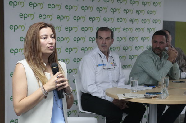 Rueda de Prensa firma de convenio para recuperación de cuenca media y baja rio Cauca 
Rueda de Prensa firma de convenio para recuperación de cuenca media y baja rio Cauca 
marzo 28 2019 Firma de convenio para recuperación de cuenca media y baja rio Cauca 
Para descargar esta fotografía en alta resolución, haga clic sobre la imagen hasta que la misma se despliegue en la pantalla completa; luego dé clic derecho y elija la opción "guardar imagen como". 
En caso de publicación por cualquier medio, solicitamos acompañarla del crédito: "Foto EPM
Palabras clave: Rueda de Prensa firma de convenio para recuperación de cuenca media y baja rio Cauca