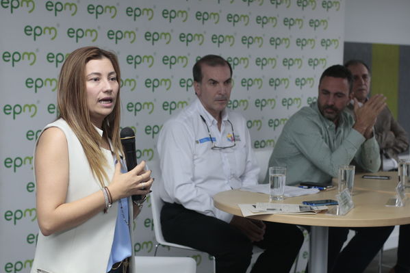 Rueda de Prensa firma de convenio para recuperación de cuenca media y baja rio Cauca 
Rueda de Prensa firma de convenio para recuperación de cuenca media y baja rio Cauca 
marzo 28 2019 Firma de convenio para recuperación de cuenca media y baja rio Cauca 
Para descargar esta fotografía en alta resolución, haga clic sobre la imagen hasta que la misma se despliegue en la pantalla completa; luego dé clic derecho y elija la opción "guardar imagen como". 
En caso de publicación por cualquier medio, solicitamos acompañarla del crédito: "Foto EPM
Palabras clave: Rueda de Prensa firma de convenio para recuperación de cuenca media y baja rio Cauca