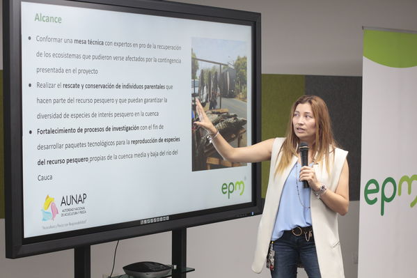 Rueda de Prensa firma de convenio para recuperación de cuenca media y baja rio Cauca 
Rueda de Prensa firma de convenio para recuperación de cuenca media y baja rio Cauca 
marzo 28 2019 Firma de convenio para recuperación de cuenca media y baja rio Cauca 
Para descargar esta fotografía en alta resolución, haga clic sobre la imagen hasta que la misma se despliegue en la pantalla completa; luego dé clic derecho y elija la opción "guardar imagen como". 
En caso de publicación por cualquier medio, solicitamos acompañarla del crédito: "Foto EPM
Palabras clave: Rueda de Prensa firma de convenio para recuperación de cuenca media y baja rio Cauca
