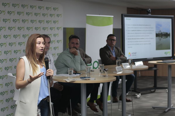 Rueda de Prensa firma de convenio para recuperación de cuenca media y baja rio Cauca 
Rueda de Prensa firma de convenio para recuperación de cuenca media y baja rio Cauca 
marzo 28 2019 Firma de convenio para recuperación de cuenca media y baja rio Cauca 
Para descargar esta fotografía en alta resolución, haga clic sobre la imagen hasta que la misma se despliegue en la pantalla completa; luego dé clic derecho y elija la opción "guardar imagen como". 
En caso de publicación por cualquier medio, solicitamos acompañarla del crédito: "Foto EPM
Palabras clave: Rueda de Prensa firma de convenio para recuperación de cuenca media y baja rio Cauca