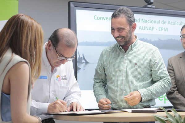 Rueda de Prensa firma de convenio para recuperación de cuenca media y baja rio Cauca 
Rueda de Prensa firma de convenio para recuperación de cuenca media y baja rio Cauca 
marzo 28 2019 Firma de convenio para recuperación de cuenca media y baja rio Cauca 
Para descargar esta fotografía en alta resolución, haga clic sobre la imagen hasta que la misma se despliegue en la pantalla completa; luego dé clic derecho y elija la opción "guardar imagen como". 
En caso de publicación por cualquier medio, solicitamos acompañarla del crédito: "Foto EPM
Palabras clave: Rueda de Prensa firma de convenio para recuperación de cuenca media y baja rio Cauca