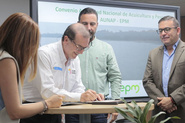 Rueda de Prensa firma de convenio para recuperación de cuenca media y baja rio Cauca 
Rueda de Prensa firma de convenio para recuperación de cuenca media y baja rio Cauca 
marzo 28 2019 Firma de convenio para recuperación de cuenca media y baja rio Cauca 
Para descargar esta fotografía en alta resolución, haga clic sobre la imagen hasta que la misma se despliegue en la pantalla completa; luego dé clic derecho y elija la opción "guardar imagen como". 
En caso de publicación por cualquier medio, solicitamos acompañarla del crédito: "Foto EPM
Palabras clave: Rueda de Prensa firma de convenio para recuperación de cuenca media y baja rio Cauca