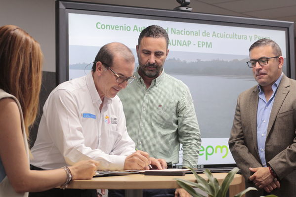 Rueda de Prensa firma de convenio para recuperación de cuenca media y baja rio Cauca 
Rueda de Prensa firma de convenio para recuperación de cuenca media y baja rio Cauca 
marzo 28 2019 Firma de convenio para recuperación de cuenca media y baja rio Cauca 
Para descargar esta fotografía en alta resolución, haga clic sobre la imagen hasta que la misma se despliegue en la pantalla completa; luego dé clic derecho y elija la opción "guardar imagen como". 
En caso de publicación por cualquier medio, solicitamos acompañarla del crédito: "Foto EPM
Palabras clave: Rueda de Prensa firma de convenio para recuperación de cuenca media y baja rio Cauca