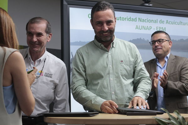 Rueda de Prensa firma de convenio para recuperación de cuenca media y baja rio Cauca 
Rueda de Prensa firma de convenio para recuperación de cuenca media y baja rio Cauca 
marzo 28 2019 Firma de convenio para recuperación de cuenca media y baja rio Cauca 
Para descargar esta fotografía en alta resolución, haga clic sobre la imagen hasta que la misma se despliegue en la pantalla completa; luego dé clic derecho y elija la opción "guardar imagen como". 
En caso de publicación por cualquier medio, solicitamos acompañarla del crédito: "Foto EPM
Palabras clave: Rueda de Prensa firma de convenio para recuperación de cuenca media y baja rio Cauca