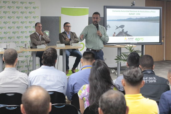 Rueda de Prensa firma de convenio para recuperación de cuenca media y baja rio Cauca 
Rueda de Prensa firma de convenio para recuperación de cuenca media y baja rio Cauca 
marzo 28 2019 Firma de convenio para recuperación de cuenca media y baja rio Cauca 
Para descargar esta fotografía en alta resolución, haga clic sobre la imagen hasta que la misma se despliegue en la pantalla completa; luego dé clic derecho y elija la opción "guardar imagen como". 
En caso de publicación por cualquier medio, solicitamos acompañarla del crédito: "Foto EPM
Palabras clave: Rueda de Prensa firma de convenio para recuperación de cuenca media y baja rio Cauca