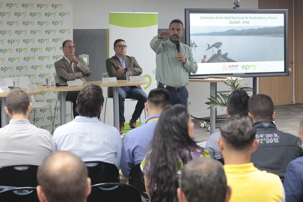 Rueda de Prensa firma de convenio para recuperación de cuenca media y baja rio Cauca 
Rueda de Prensa firma de convenio para recuperación de cuenca media y baja rio Cauca 
marzo 28 2019 Firma de convenio para recuperación de cuenca media y baja rio Cauca 
Para descargar esta fotografía en alta resolución, haga clic sobre la imagen hasta que la misma se despliegue en la pantalla completa; luego dé clic derecho y elija la opción "guardar imagen como". 
En caso de publicación por cualquier medio, solicitamos acompañarla del crédito: "Foto EPM
Palabras clave: Rueda de Prensa firma de convenio para recuperación de cuenca media y baja rio Cauca