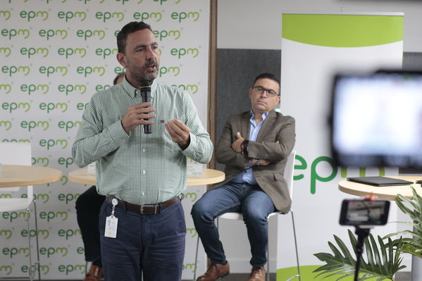 Rueda de Prensa firma de convenio para recuperación de cuenca media y baja rio Cauca 
Rueda de Prensa firma de convenio para recuperación de cuenca media y baja rio Cauca 
marzo 28 2019 Firma de convenio para recuperación de cuenca media y baja rio Cauca 
Para descargar esta fotografía en alta resolución, haga clic sobre la imagen hasta que la misma se despliegue en la pantalla completa; luego dé clic derecho y elija la opción "guardar imagen como". 
En caso de publicación por cualquier medio, solicitamos acompañarla del crédito: "Foto EPM
Palabras clave: Rueda de Prensa firma de convenio para recuperación de cuenca media y baja rio Cauca