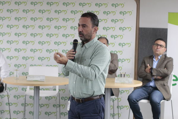 Rueda de Prensa firma de convenio para recuperación de cuenca media y baja rio Cauca 
Rueda de Prensa firma de convenio para recuperación de cuenca media y baja rio Cauca 
marzo 28 2019 Firma de convenio para recuperación de cuenca media y baja rio Cauca 
Para descargar esta fotografía en alta resolución, haga clic sobre la imagen hasta que la misma se despliegue en la pantalla completa; luego dé clic derecho y elija la opción "guardar imagen como". 
En caso de publicación por cualquier medio, solicitamos acompañarla del crédito: "Foto EPM
Palabras clave: Rueda de Prensa firma de convenio para recuperación de cuenca media y baja rio Cauca