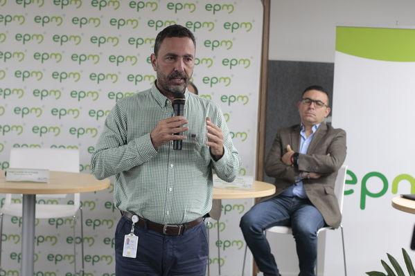 Rueda de Prensa firma de convenio para recuperación de cuenca media y baja rio Cauca 
Rueda de Prensa firma de convenio para recuperación de cuenca media y baja rio Cauca 
marzo 28 2019 Firma de convenio para recuperación de cuenca media y baja rio Cauca 
Para descargar esta fotografía en alta resolución, haga clic sobre la imagen hasta que la misma se despliegue en la pantalla completa; luego dé clic derecho y elija la opción "guardar imagen como". 
En caso de publicación por cualquier medio, solicitamos acompañarla del crédito: "Foto EPM
Palabras clave: Rueda de Prensa firma de convenio para recuperación de cuenca media y baja rio Cauca