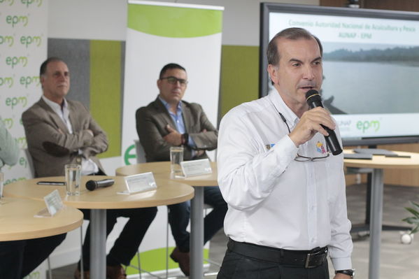 Rueda de Prensa firma de convenio para recuperación de cuenca media y baja rio Cauca 
Rueda de Prensa firma de convenio para recuperación de cuenca media y baja rio Cauca 
marzo 28 2019 Firma de convenio para recuperación de cuenca media y baja rio Cauca 
Para descargar esta fotografía en alta resolución, haga clic sobre la imagen hasta que la misma se despliegue en la pantalla completa; luego dé clic derecho y elija la opción "guardar imagen como". 
En caso de publicación por cualquier medio, solicitamos acompañarla del crédito: "Foto EPM
Palabras clave: Rueda de Prensa firma de convenio para recuperación de cuenca media y baja rio Cauca