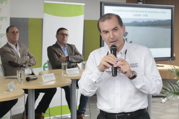 Rueda de Prensa firma de convenio para recuperación de cuenca media y baja rio Cauca 
Rueda de Prensa firma de convenio para recuperación de cuenca media y baja rio Cauca 
marzo 28 2019 Firma de convenio para recuperación de cuenca media y baja rio Cauca 
Para descargar esta fotografía en alta resolución, haga clic sobre la imagen hasta que la misma se despliegue en la pantalla completa; luego dé clic derecho y elija la opción "guardar imagen como". 
En caso de publicación por cualquier medio, solicitamos acompañarla del crédito: "Foto EPM
Palabras clave: Rueda de Prensa firma de convenio para recuperación de cuenca media y baja rio Cauca