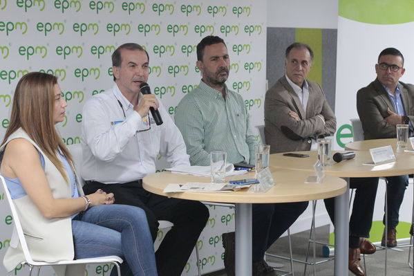 Rueda de Prensa firma de convenio para recuperación de cuenca media y baja rio Cauca 
Rueda de Prensa firma de convenio para recuperación de cuenca media y baja rio Cauca 
marzo 28 2019 Firma de convenio para recuperación de cuenca media y baja rio Cauca 
Para descargar esta fotografía en alta resolución, haga clic sobre la imagen hasta que la misma se despliegue en la pantalla completa; luego dé clic derecho y elija la opción "guardar imagen como". 
En caso de publicación por cualquier medio, solicitamos acompañarla del crédito: "Foto EPM
Palabras clave: Rueda de Prensa firma de convenio para recuperación de cuenca media y baja rio Cauca