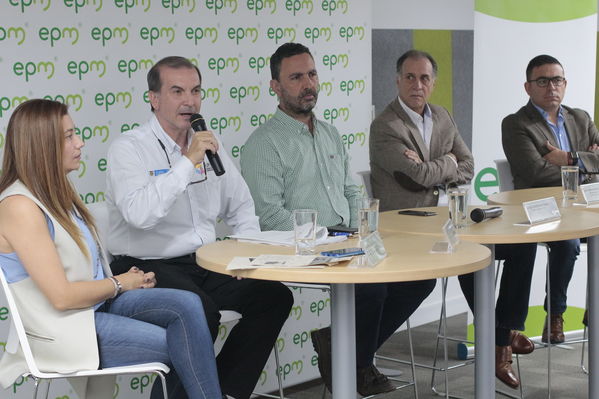 Rueda de Prensa firma de convenio para recuperación de cuenca media y baja rio Cauca 
Rueda de Prensa firma de convenio para recuperación de cuenca media y baja rio Cauca 
marzo 28 2019 Firma de convenio para recuperación de cuenca media y baja rio Cauca 
Para descargar esta fotografía en alta resolución, haga clic sobre la imagen hasta que la misma se despliegue en la pantalla completa; luego dé clic derecho y elija la opción "guardar imagen como". 
En caso de publicación por cualquier medio, solicitamos acompañarla del crédito: "Foto EPM
Palabras clave: Rueda de Prensa firma de convenio para recuperación de cuenca media y baja rio Cauca
