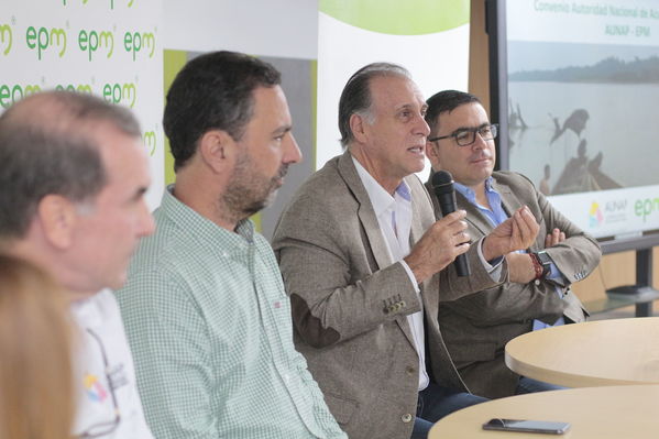 Rueda de Prensa firma de convenio para recuperación de cuenca media y baja rio Cauca 
Rueda de Prensa firma de convenio para recuperación de cuenca media y baja rio Cauca 
marzo 28 2019 Firma de convenio para recuperación de cuenca media y baja rio Cauca 
Para descargar esta fotografía en alta resolución, haga clic sobre la imagen hasta que la misma se despliegue en la pantalla completa; luego dé clic derecho y elija la opción "guardar imagen como". 
En caso de publicación por cualquier medio, solicitamos acompañarla del crédito: "Foto EPM
Palabras clave: Rueda de Prensa firma de convenio para recuperación de cuenca media y baja rio Cauca