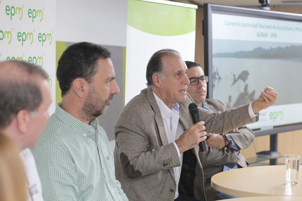 Rueda de Prensa firma de convenio para recuperación de cuenca media y baja rio Cauca 
Rueda de Prensa firma de convenio para recuperación de cuenca media y baja rio Cauca 
marzo 28 2019 Firma de convenio para recuperación de cuenca media y baja rio Cauca 
Para descargar esta fotografía en alta resolución, haga clic sobre la imagen hasta que la misma se despliegue en la pantalla completa; luego dé clic derecho y elija la opción "guardar imagen como". 
En caso de publicación por cualquier medio, solicitamos acompañarla del crédito: "Foto EPM
Palabras clave: Rueda de Prensa firma de convenio para recuperación de cuenca media y baja rio Cauca