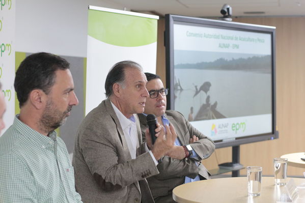 Rueda de Prensa firma de convenio para recuperación de cuenca media y baja rio Cauca 
Rueda de Prensa firma de convenio para recuperación de cuenca media y baja rio Cauca 
marzo 28 2019 Firma de convenio para recuperación de cuenca media y baja rio Cauca 
Para descargar esta fotografía en alta resolución, haga clic sobre la imagen hasta que la misma se despliegue en la pantalla completa; luego dé clic derecho y elija la opción "guardar imagen como". 
En caso de publicación por cualquier medio, solicitamos acompañarla del crédito: "Foto EPM
Palabras clave: Rueda de Prensa firma de convenio para recuperación de cuenca media y baja rio Cauca