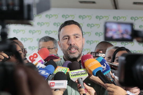 Rueda de Prensa firma de convenio para recuperación de cuenca media y baja rio Cauca 
Rueda de Prensa firma de convenio para recuperación de cuenca media y baja rio Cauca 
marzo 28 2019 Firma de convenio para recuperación de cuenca media y baja rio Cauca 
Para descargar esta fotografía en alta resolución, haga clic sobre la imagen hasta que la misma se despliegue en la pantalla completa; luego dé clic derecho y elija la opción "guardar imagen como". 
En caso de publicación por cualquier medio, solicitamos acompañarla del crédito: "Foto EPM
Palabras clave: Rueda de Prensa firma de convenio para recuperación de cuenca media y baja rio Cauca