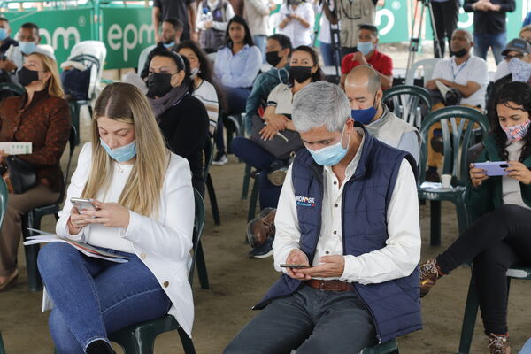 Visita obras Planta Tranvia Rionegro
Para descargar esta fotografía en alta resolución, haga clic sobre la imagen hasta que la misma se despliegue en la pantalla completa; luego dé clic derecho y elija la opción "guardar imagen como".
En caso de publicación por cualquier medio, solicitamos acompañarla del crédito: "Foto EPM"

Palabras clave: Visita obras Planta Tranvia Rionegro