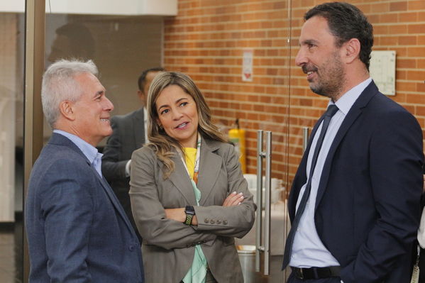 Rueda de prensa – Entrada en operación de Nueva Esperanza
Rueda de prensa – Entrada en operación de Nueva Esperanza
Fecha: Mayo 16 de 2017. Ciudad: Bogotá
Para descargar esta fotografía en alta resolución, haga clic sobre la imagen hasta que la misma se despliegue en la pantalla completa; luego dé clic derecho y elija la opción "guardar imagen como". 
En caso de publicación por cualquier medio, solicitamos acompañarla del crédito: "Foto EPM"
Palabras clave: Rueda de prensa – Entrada en operación de Nueva Esperanza
