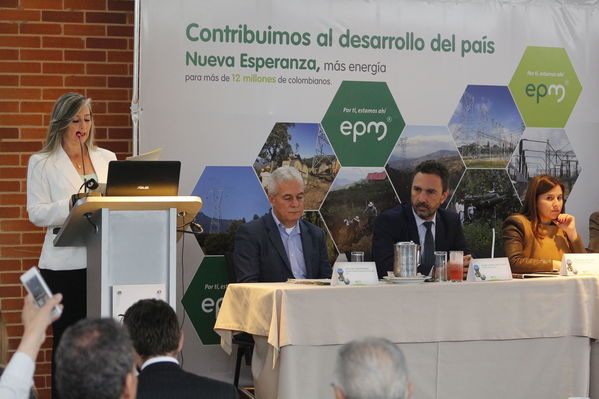 Rueda de prensa – Entrada en operación de Nueva Esperanza
Rueda de prensa – Entrada en operación de Nueva Esperanza
Fecha: Mayo 16 de 2017. Ciudad: Bogotá
Para descargar esta fotografía en alta resolución, haga clic sobre la imagen hasta que la misma se despliegue en la pantalla completa; luego dé clic derecho y elija la opción "guardar imagen como". 
En caso de publicación por cualquier medio, solicitamos acompañarla del crédito: "Foto EPM"
Palabras clave: Rueda de prensa – Entrada en operación de Nueva Esperanza