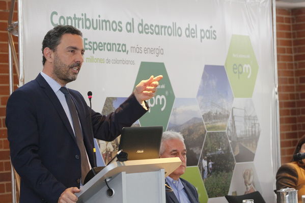 Rueda de prensa – Entrada en operación de Nueva Esperanza
Rueda de prensa – Entrada en operación de Nueva Esperanza
Fecha: Mayo 16 de 2017. Ciudad: Bogotá
Para descargar esta fotografía en alta resolución, haga clic sobre la imagen hasta que la misma se despliegue en la pantalla completa; luego dé clic derecho y elija la opción "guardar imagen como". 
En caso de publicación por cualquier medio, solicitamos acompañarla del crédito: "Foto EPM"
Palabras clave: Rueda de prensa – Entrada en operación de Nueva Esperanza