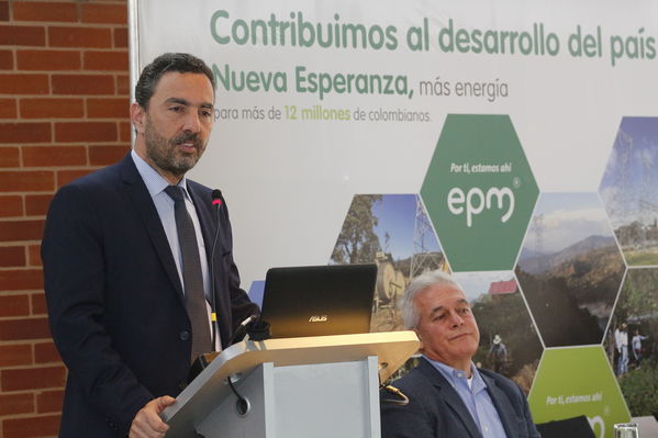 Rueda de prensa – Entrada en operación de Nueva Esperanza
Rueda de prensa – Entrada en operación de Nueva Esperanza
Fecha: Mayo 16 de 2017. Ciudad: Bogotá
Para descargar esta fotografía en alta resolución, haga clic sobre la imagen hasta que la misma se despliegue en la pantalla completa; luego dé clic derecho y elija la opción "guardar imagen como". 
En caso de publicación por cualquier medio, solicitamos acompañarla del crédito: "Foto EPM"
Palabras clave: Rueda de prensa – Entrada en operación de Nueva Esperanza