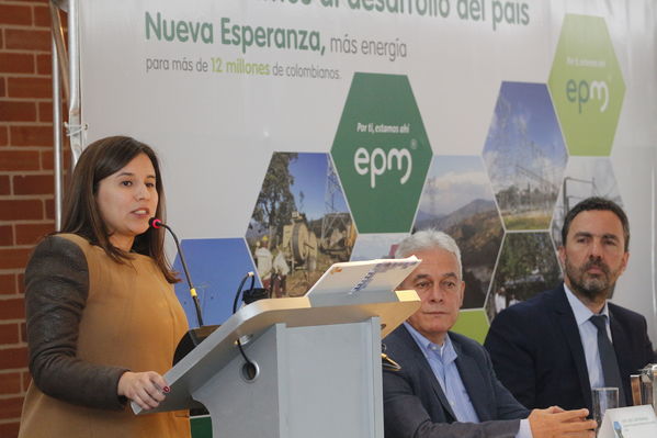 Rueda de prensa – Entrada en operación de Nueva Esperanza
Rueda de prensa – Entrada en operación de Nueva Esperanza
Fecha: Mayo 16 de 2017. Ciudad: Bogotá
Para descargar esta fotografía en alta resolución, haga clic sobre la imagen hasta que la misma se despliegue en la pantalla completa; luego dé clic derecho y elija la opción "guardar imagen como". 
En caso de publicación por cualquier medio, solicitamos acompañarla del crédito: "Foto EPM"
Palabras clave: Rueda de prensa – Entrada en operación de Nueva Esperanza