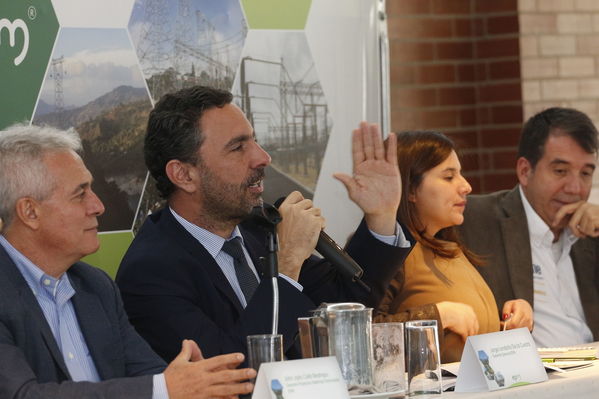 Rueda de prensa – Entrada en operación de Nueva Esperanza
Rueda de prensa – Entrada en operación de Nueva Esperanza
Fecha: Mayo 16 de 2017. Ciudad: Bogotá
Para descargar esta fotografía en alta resolución, haga clic sobre la imagen hasta que la misma se despliegue en la pantalla completa; luego dé clic derecho y elija la opción "guardar imagen como". 
En caso de publicación por cualquier medio, solicitamos acompañarla del crédito: "Foto EPM"
Palabras clave: Rueda de prensa – Entrada en operación de Nueva Esperanza