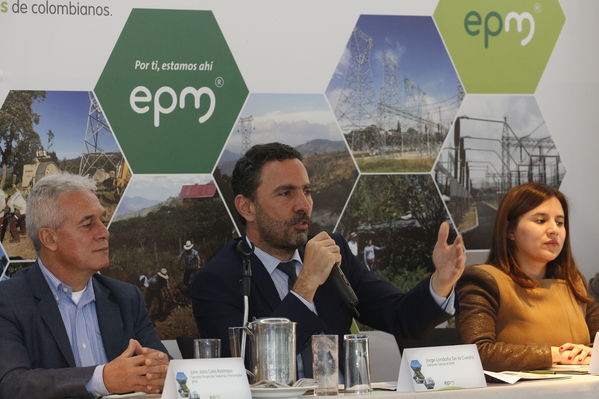 Rueda de prensa – Entrada en operación de Nueva Esperanza
Rueda de prensa – Entrada en operación de Nueva Esperanza
Fecha: Mayo 16 de 2017. Ciudad: Bogotá
Para descargar esta fotografía en alta resolución, haga clic sobre la imagen hasta que la misma se despliegue en la pantalla completa; luego dé clic derecho y elija la opción "guardar imagen como". 
En caso de publicación por cualquier medio, solicitamos acompañarla del crédito: "Foto EPM"
Palabras clave: Rueda de prensa – Entrada en operación de Nueva Esperanza